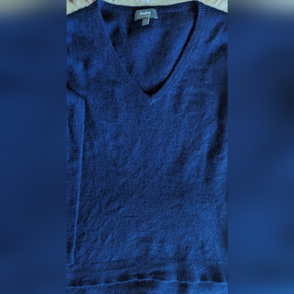 EUC Neiman Marcus navy 100% cashmere V neck pullover side slits long sleeve